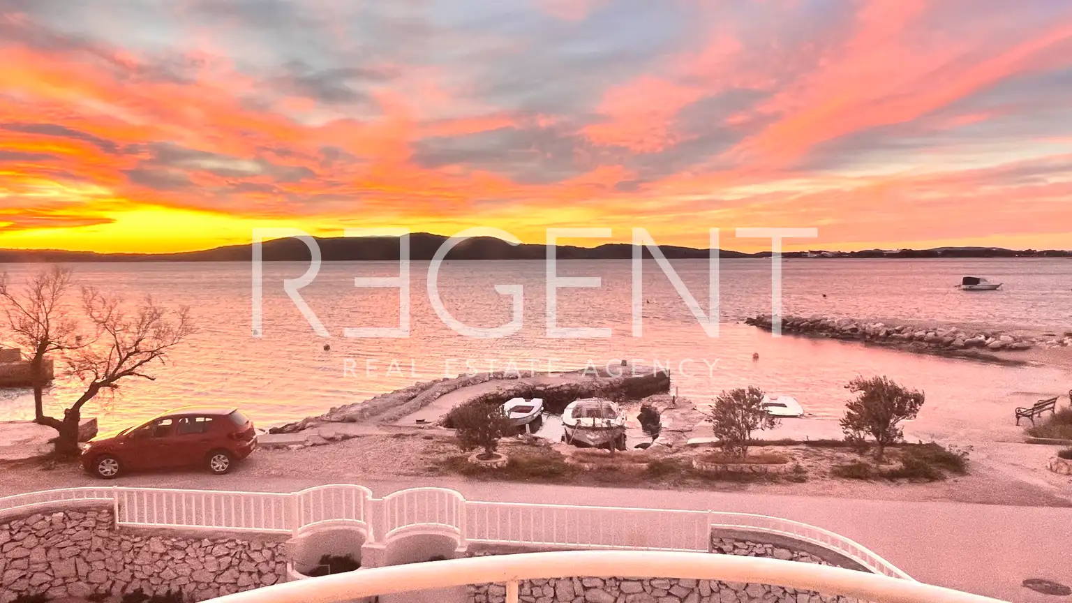 Villa 472 m², Brodarica — en première ligne de mer, 3 appartements