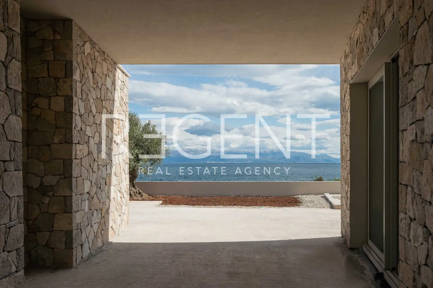 Šolta - Moderna vila s bazenom