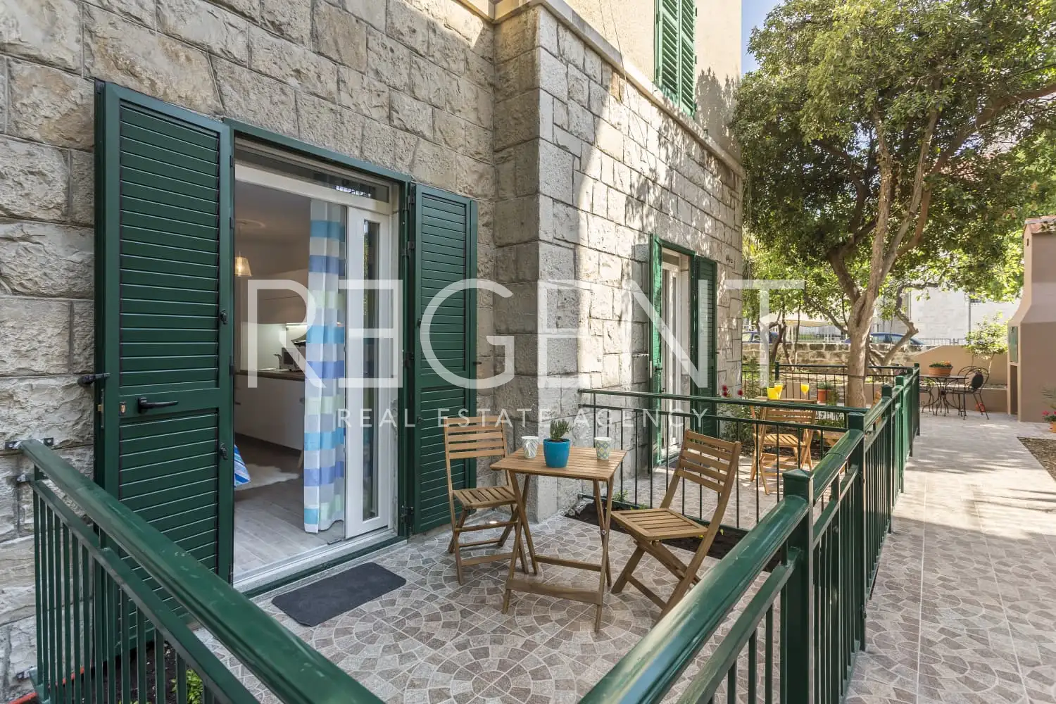 Split, Bačvice - Stan s 3 apartmanske jedinice i prostranim vrtom