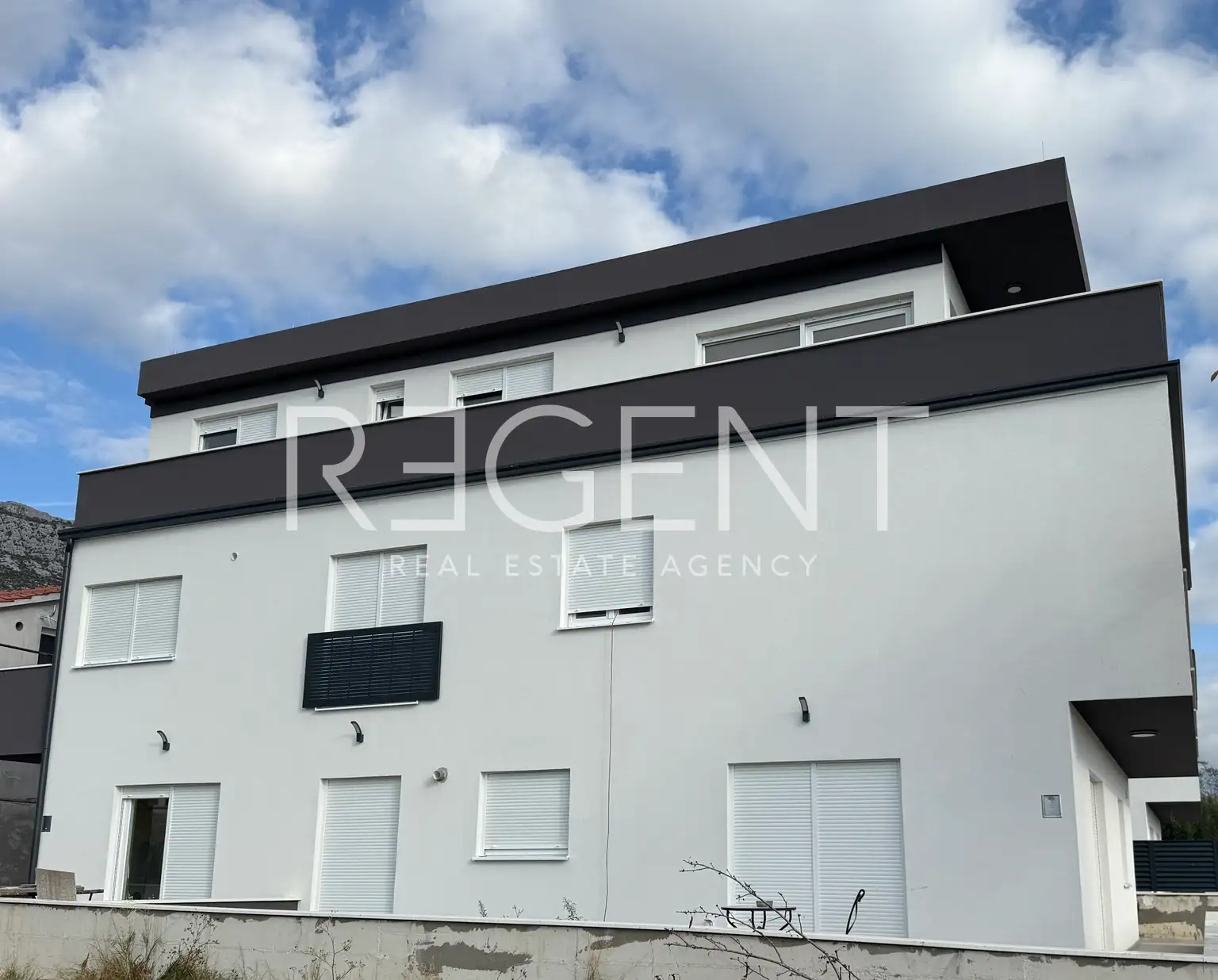 Kaštel Sućurac - Two-bedroom apartment with a spacious terrace in a peaceful environment