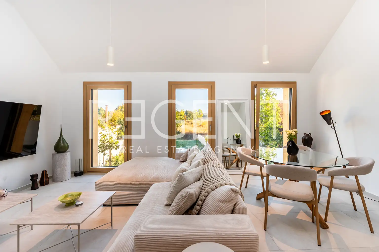 Ravna Gora, kuća 146 m² — 2 stana, privatni lift, bazen