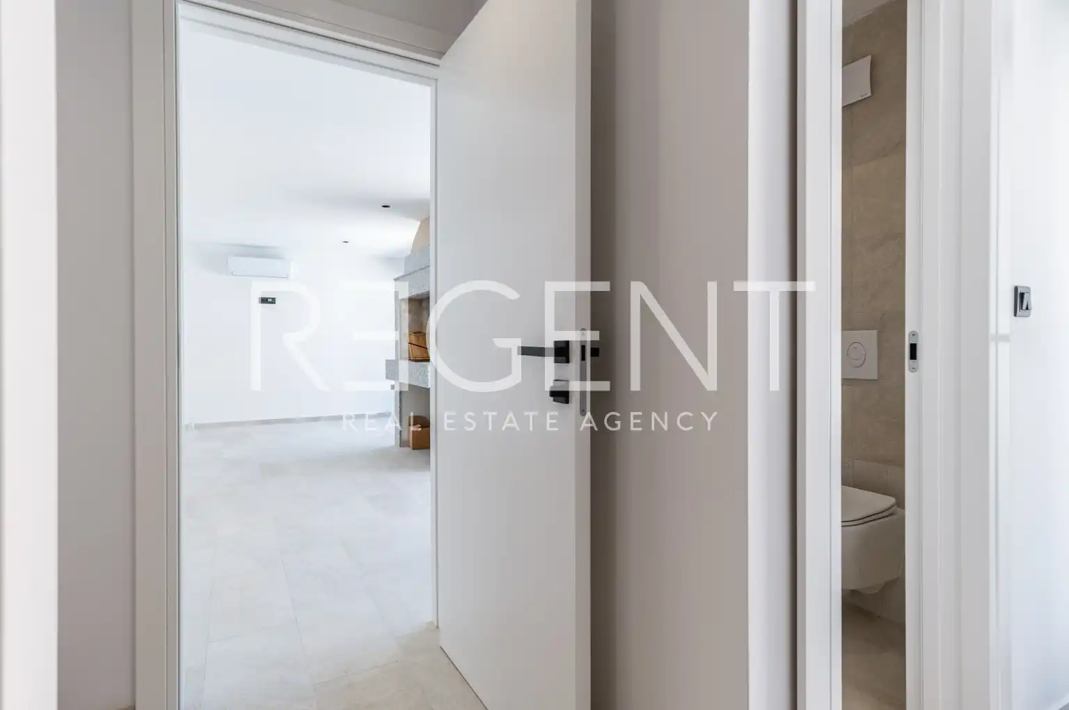 Trogir - Nova moderna vila od 300m2 s bazenom i jacuzzijem