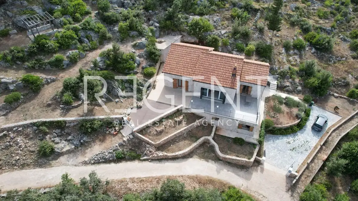 Hvar, Vrbanj – Prostrana kamena kuća s apartmanom