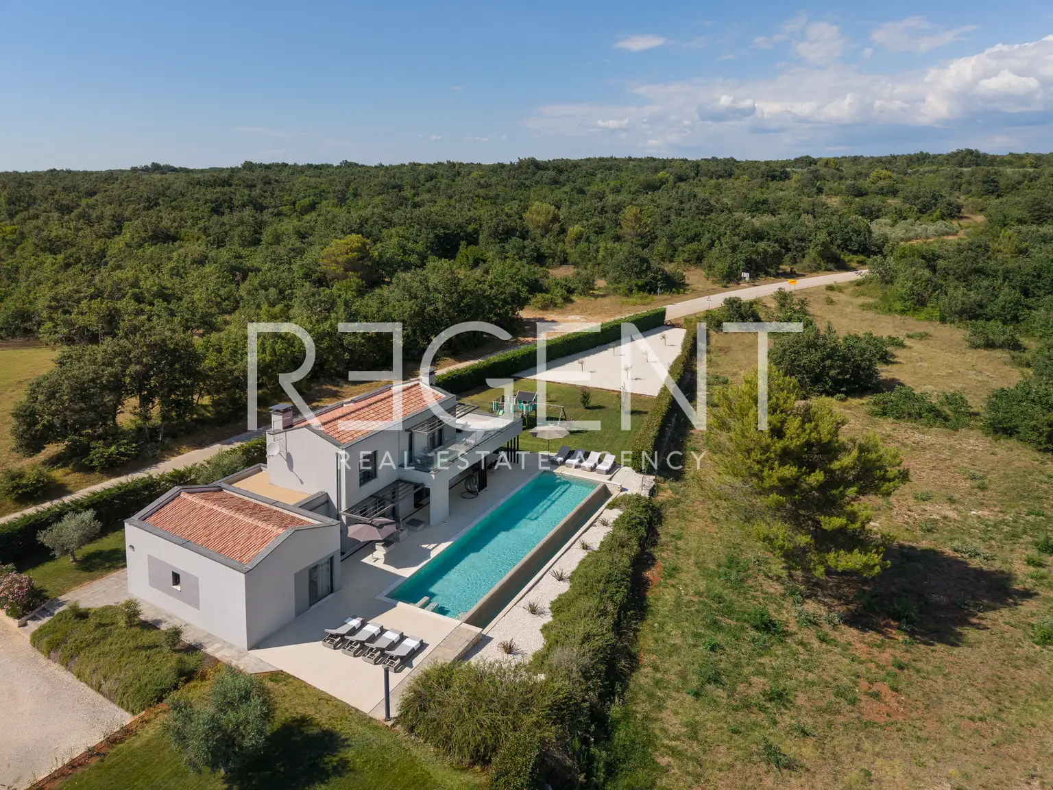 Villa 250 m², Vodnjan area — 78 m² pool, 1600 m² plot