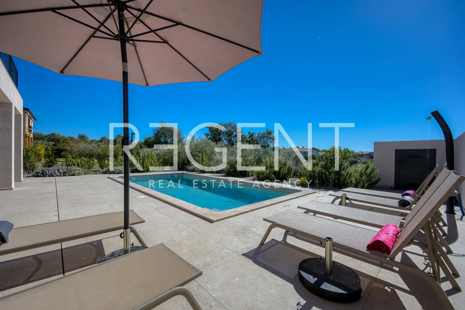 Kuća 230 m² — grijani bazen, krovna terasa, Poreč