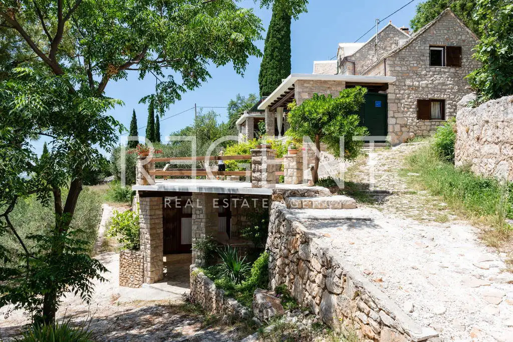 Brač, Murvica - Kamenný dům se čtyřmi apartmány