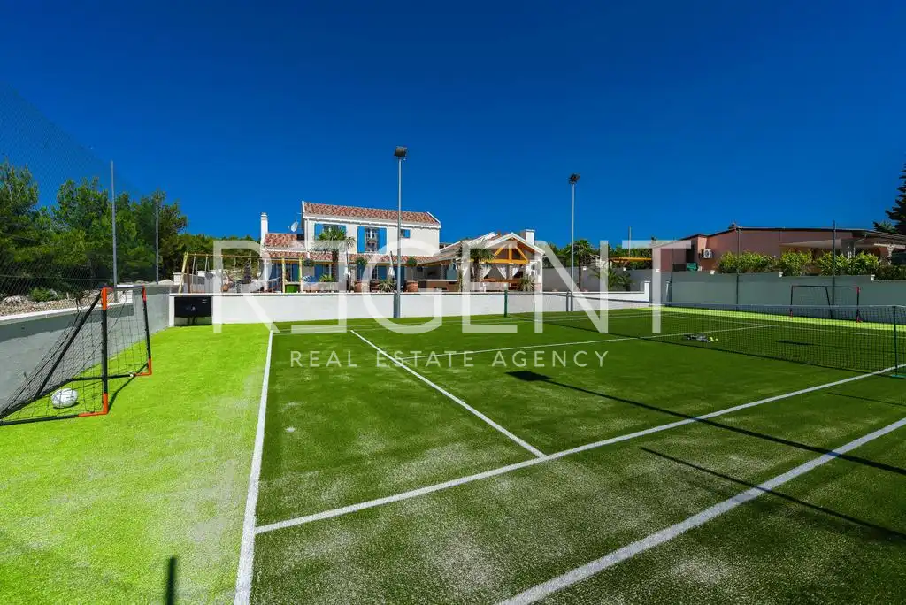 Zadar, Novigrad – Rustikální vila s tenisovým kurtem