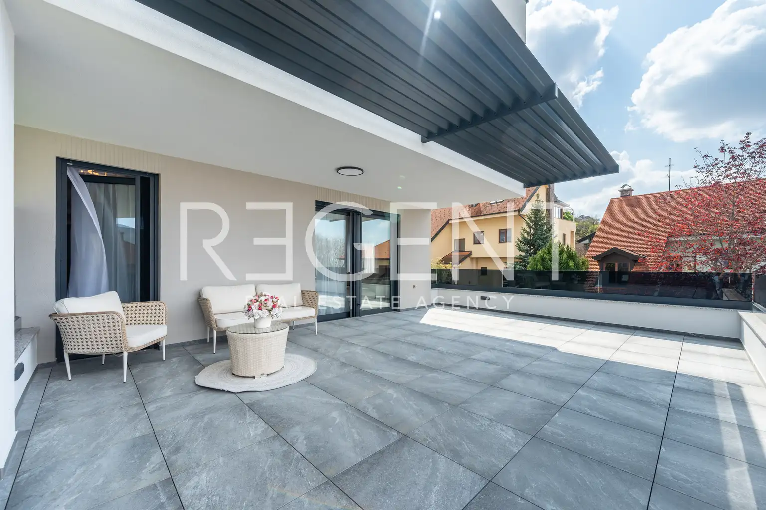 Šestine – ekskluzywne mieszkanie w willi miejskiej z prywatnym wejściem i garażem