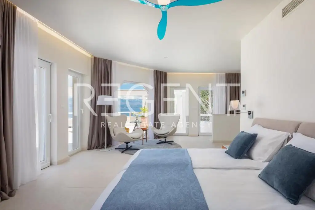 Brač - Moderna vila prvi red uz more