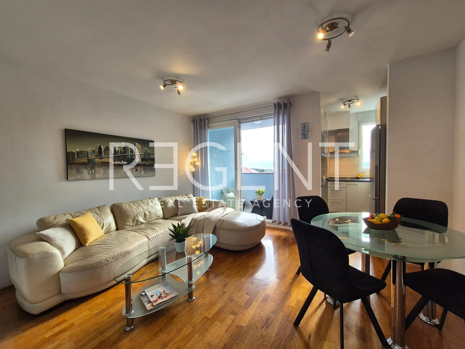 Split, Žnjan - Dvosoban stan s lođom i pogledom na more 57 m²