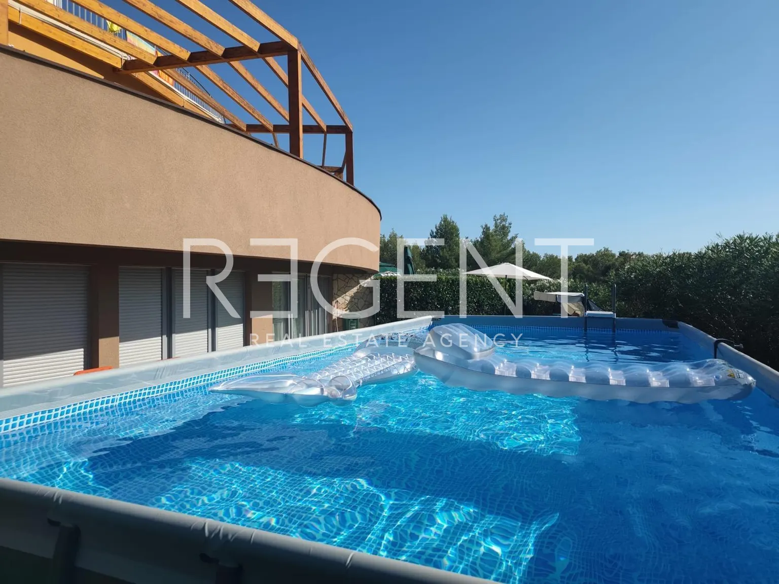 Šibenik, Podsolarsko - Dvoupokojový byt se zahradou 91 m2
