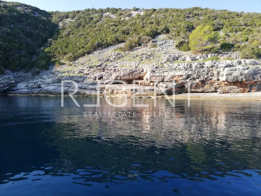 Hvar - Atraktivno zemljište uz more 74765 m2