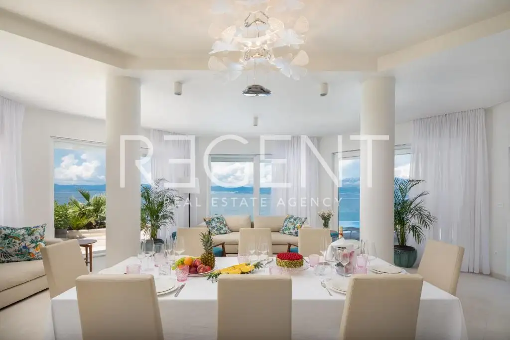 Brač - Moderna vila prvi red uz more