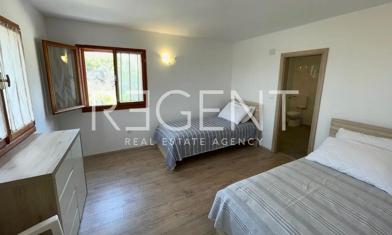 Hvar, Vrbanj – Prostrana kamena kuća s apartmanom