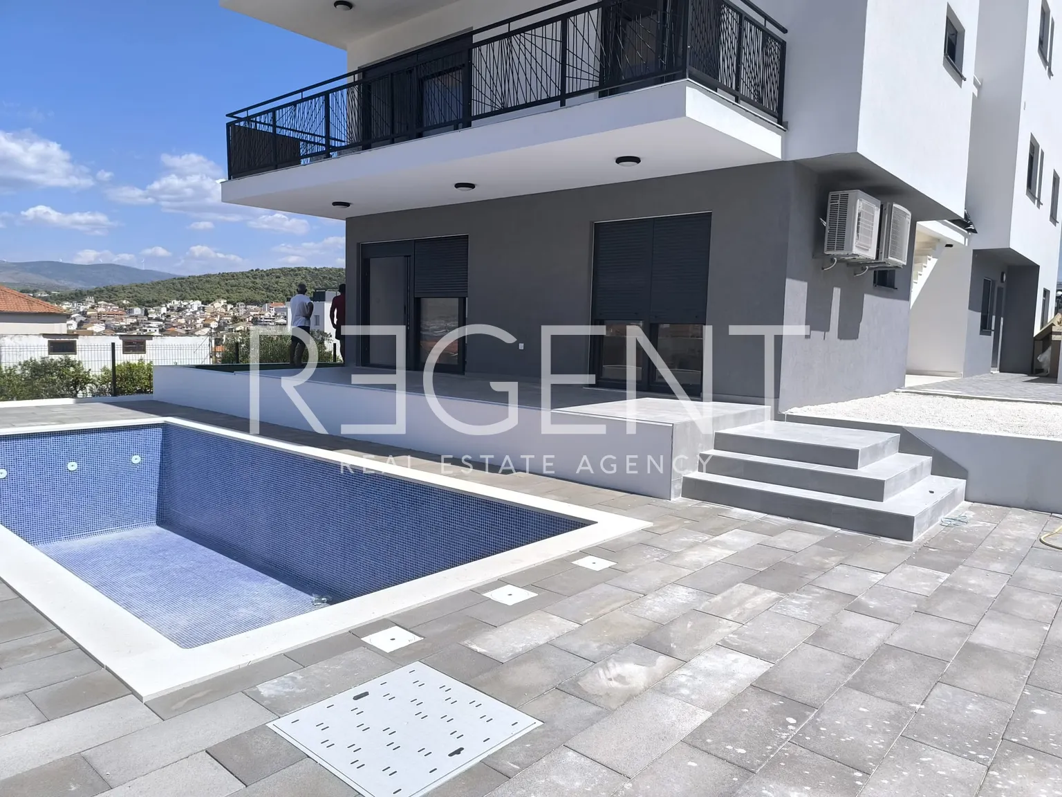Trogir, Okrug Gornji - Dvoupokojový byt s bazénem 56 m2, novostavba