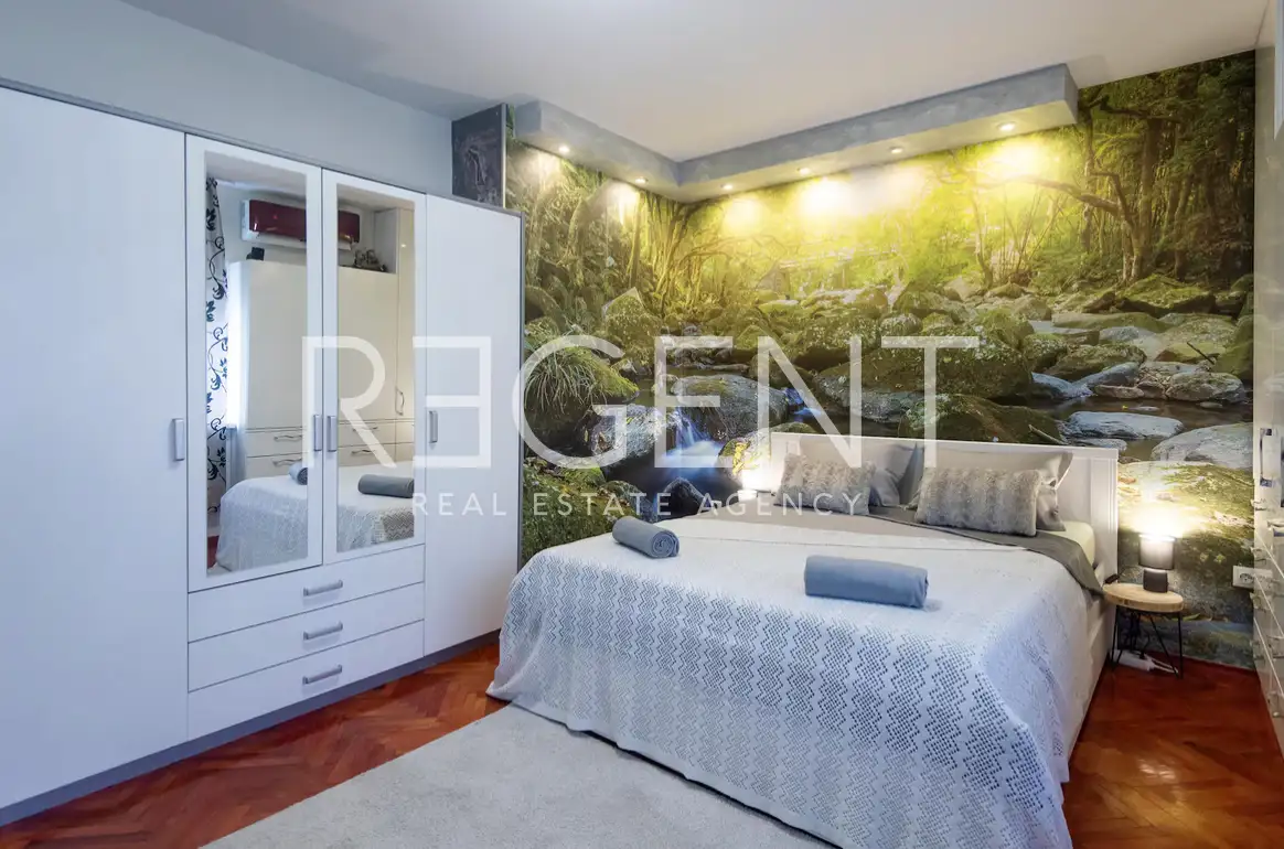 Split, Bačvice - Trosoban stan sa loggiom