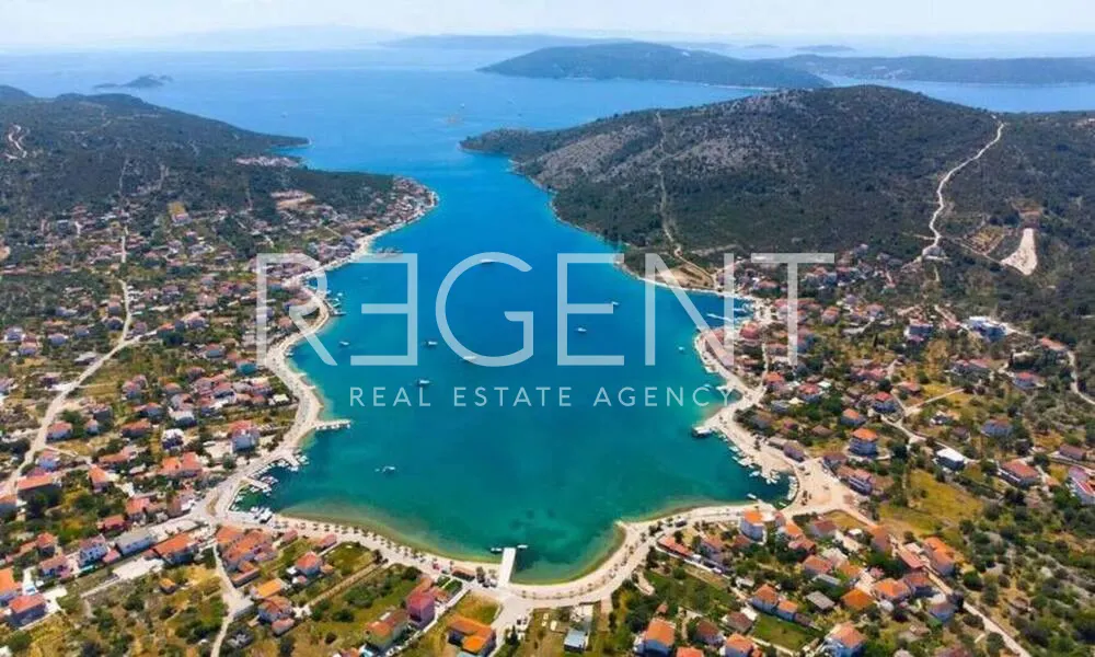 Trogir, Vinišće - Zemědělská půda první řada u moře 4245 m2