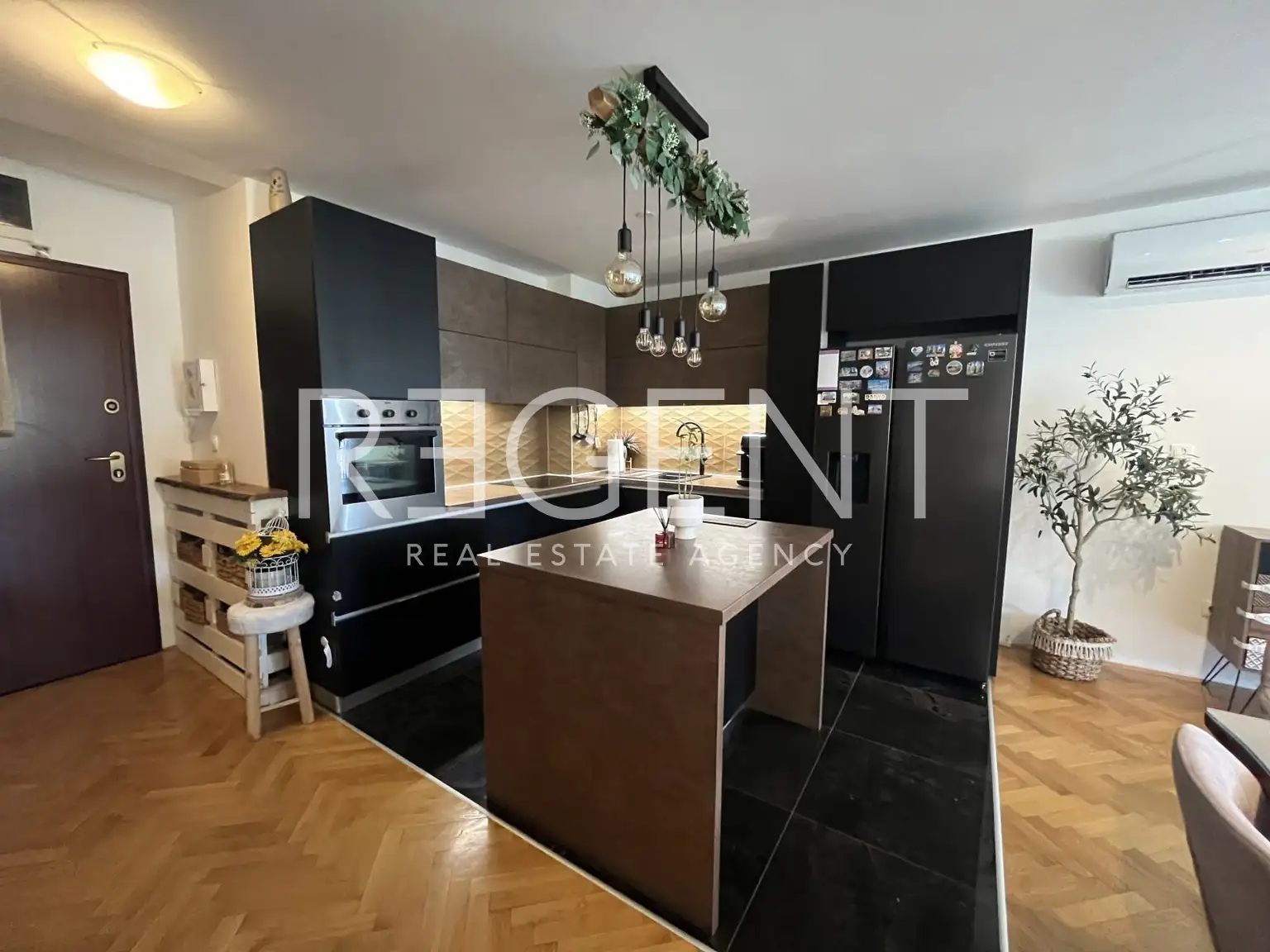 Solin, Sv. Kajo - Appartamento di tre stanze con loggia e vista mare