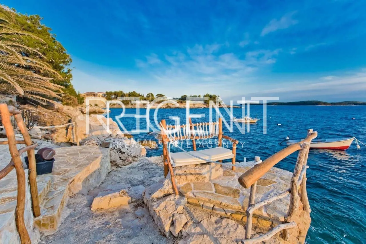 Hvar - Vila prvi red uz more