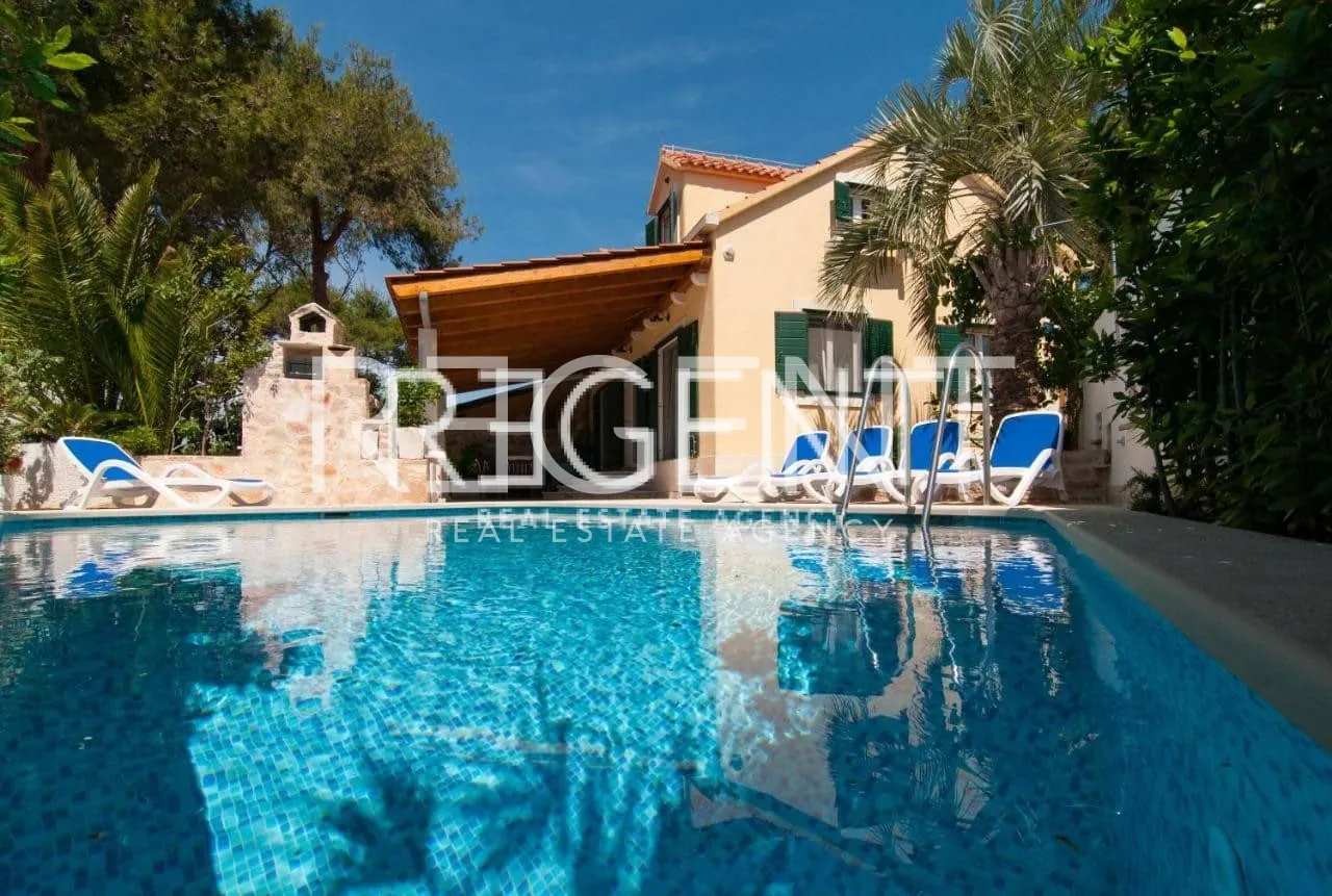 Brač, Mirca - Vila s bazenom uz more 330m2