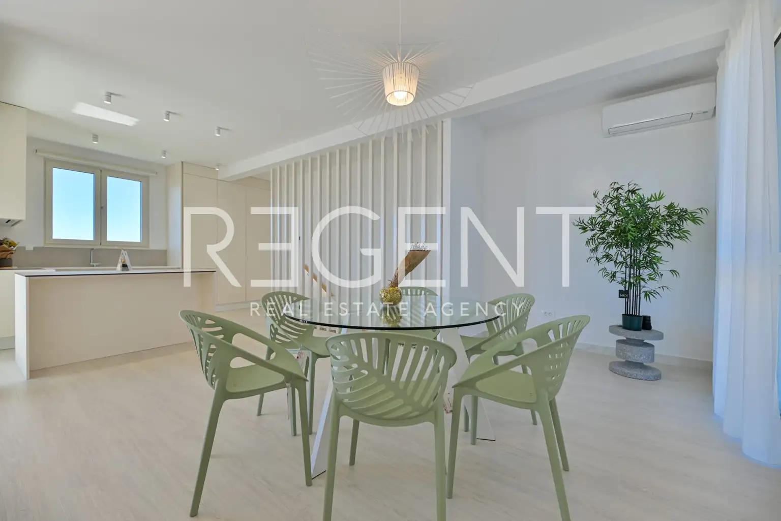 Seget Vranjica – moderna duplex vila s dva bazena i pogledom na more
