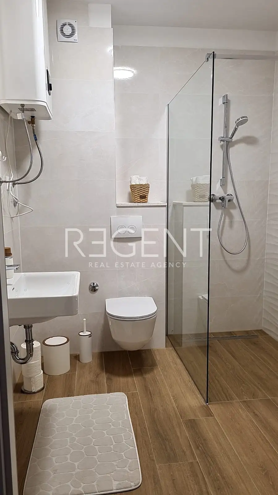 Split, Strožanac – For rent, three-room apartment 103 m² loggia jacuzzi parking