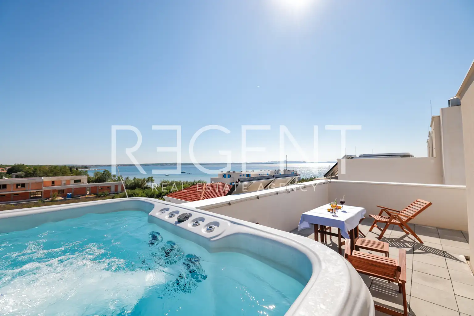 Privlaka - Dom szeregowy z basenem i tarasem na dachu.