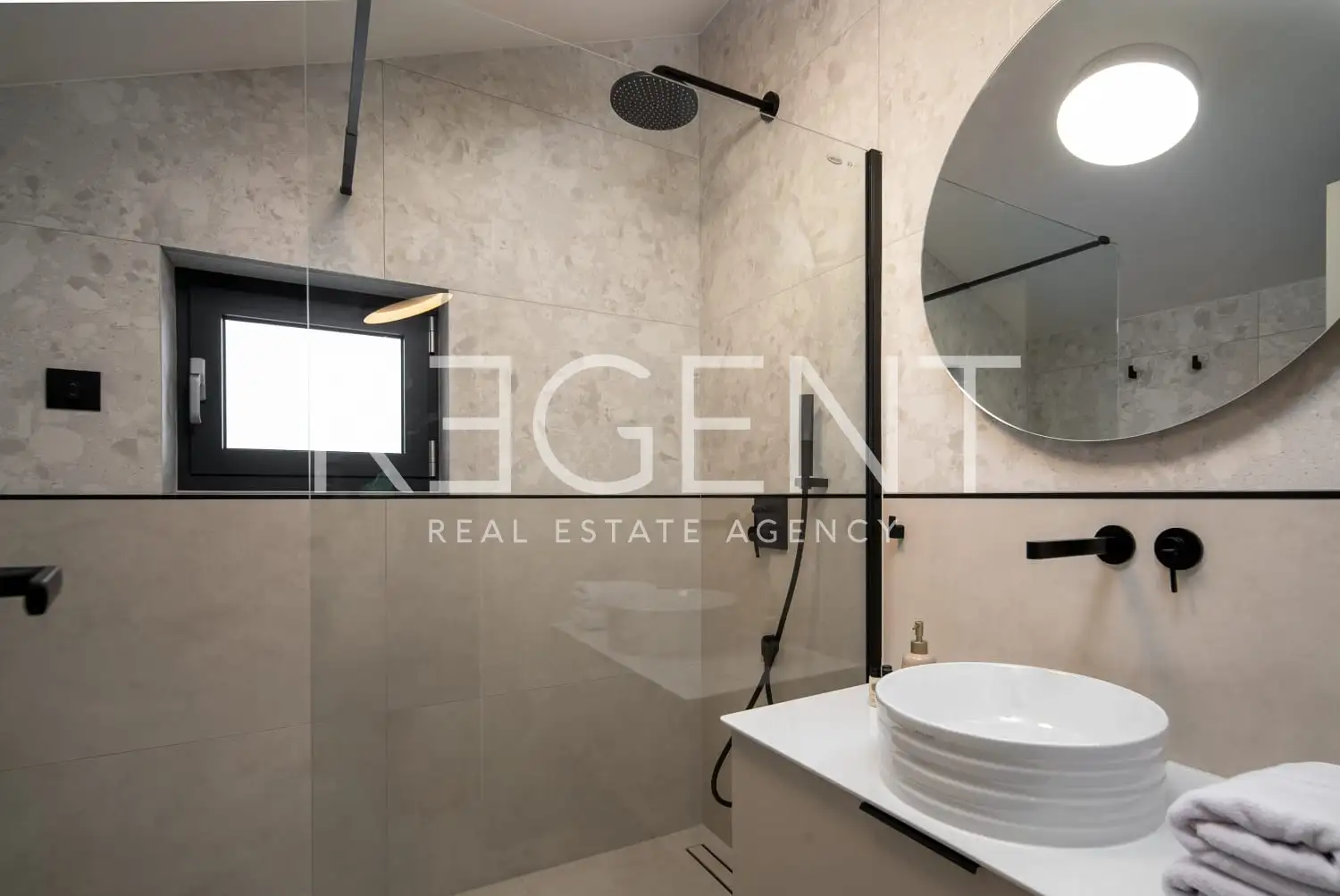 Podstrana - Moderná luxusná vila s bazénom a strešnou terasou