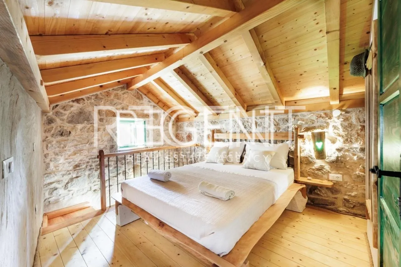 Hvar - Kamena kuća modernog dizajna 70m2