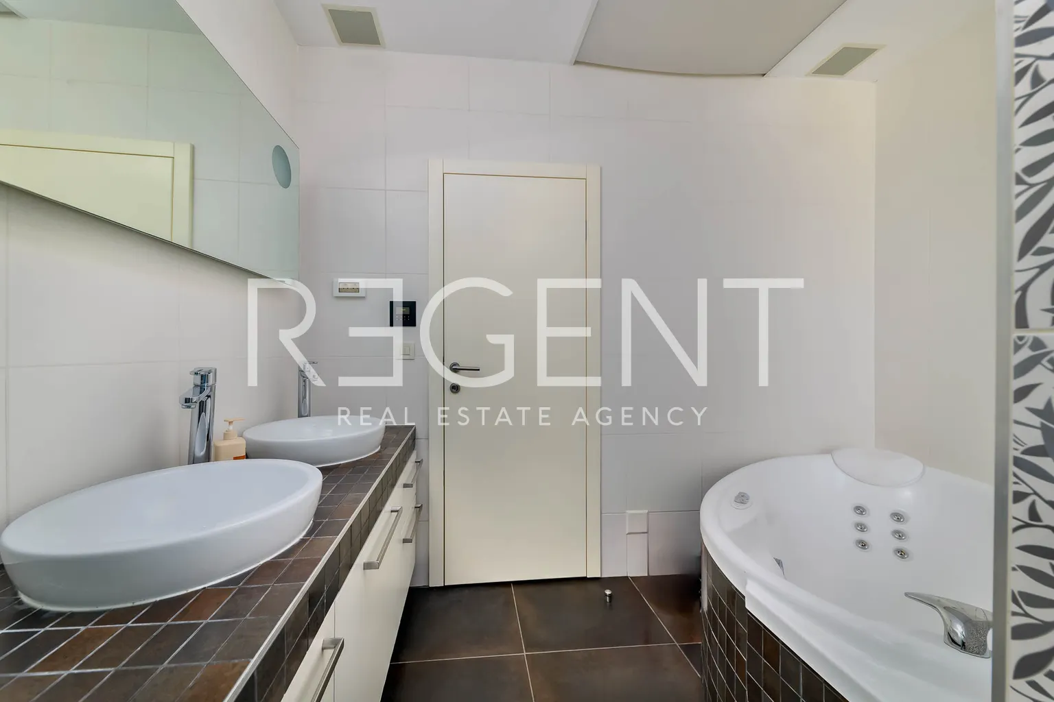 Záhřeb, Petrova - Moderní penthouse se střešní terasou a bazénem