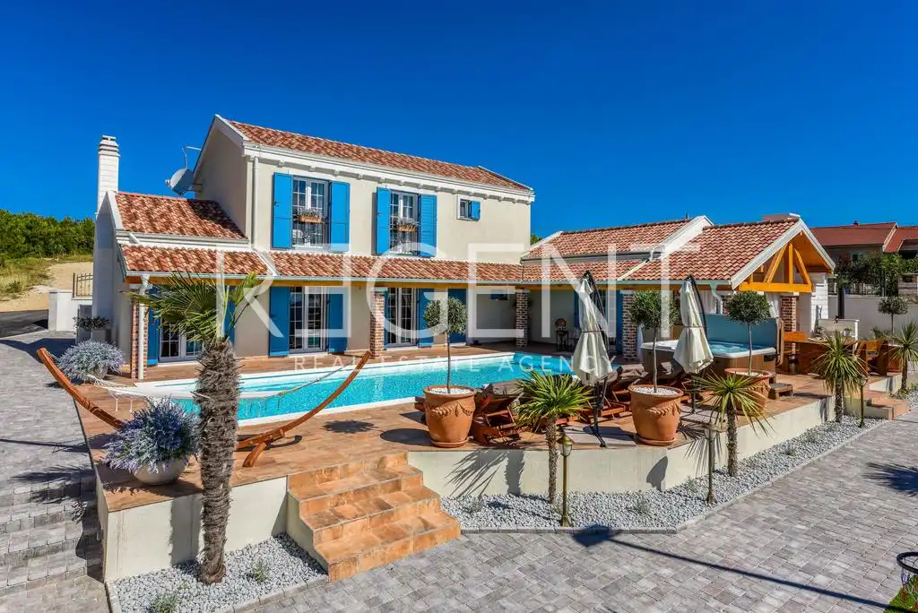 Zadar, Novigrad – Rustikální vila s tenisovým kurtem