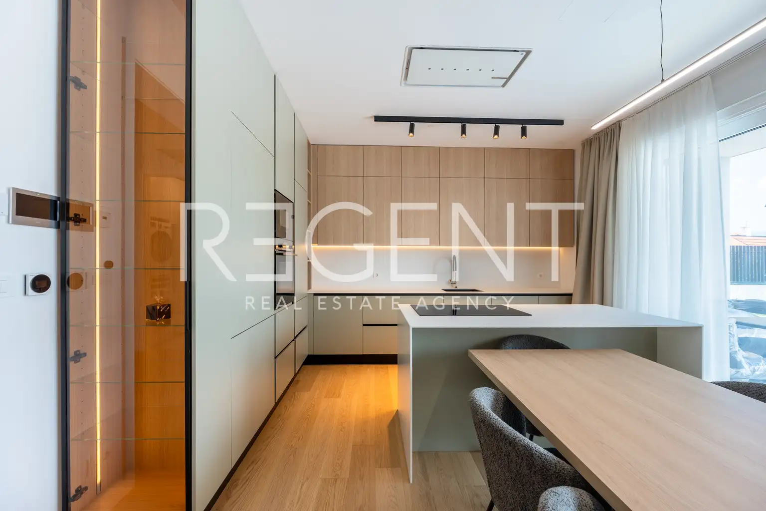 Vila 240 m² za najem, Gornji Bukovac — bazen, garaža