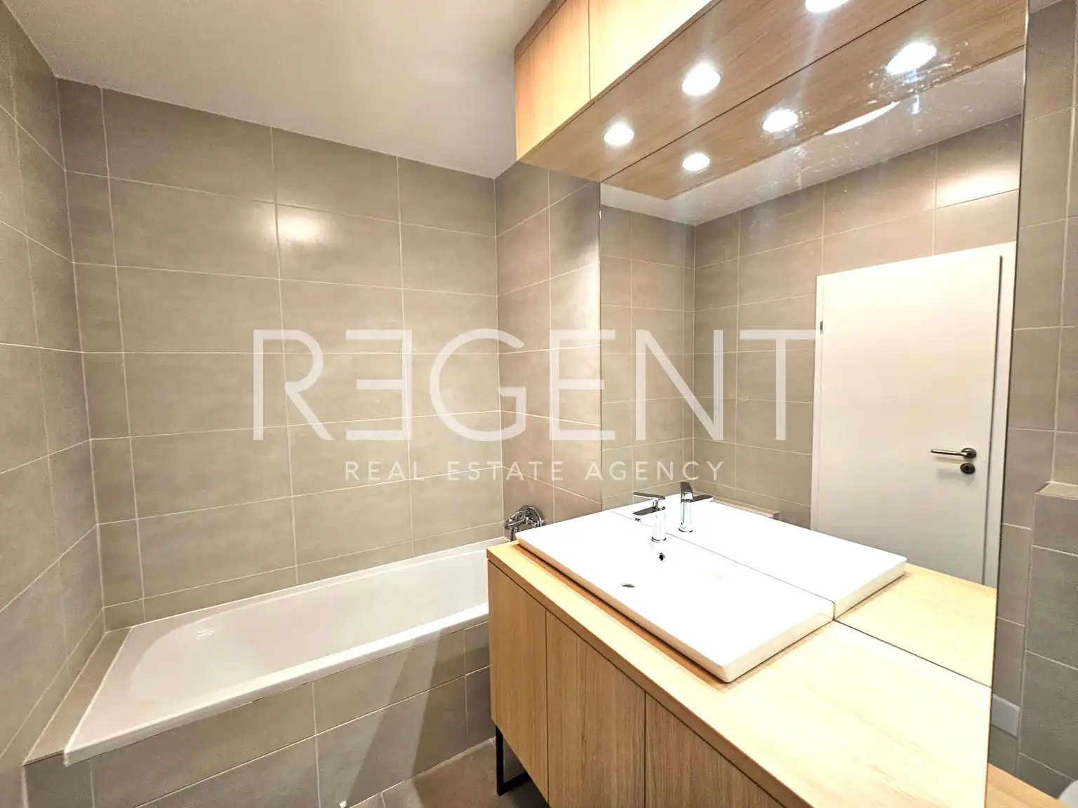 Zagreb, Pantovčak - Luxury four-room apartment with terrace 166 m2 + garage, first rental