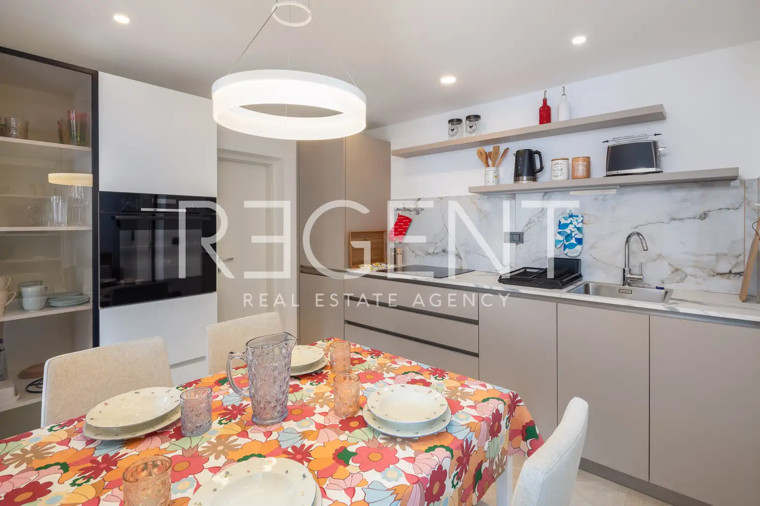 Omiš, Stanići – vila první řada u moře s velkým potenciálem