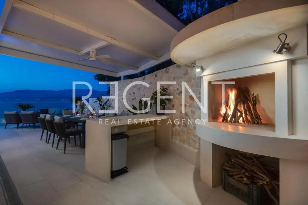 Brač - Moderna vila prvi red uz more