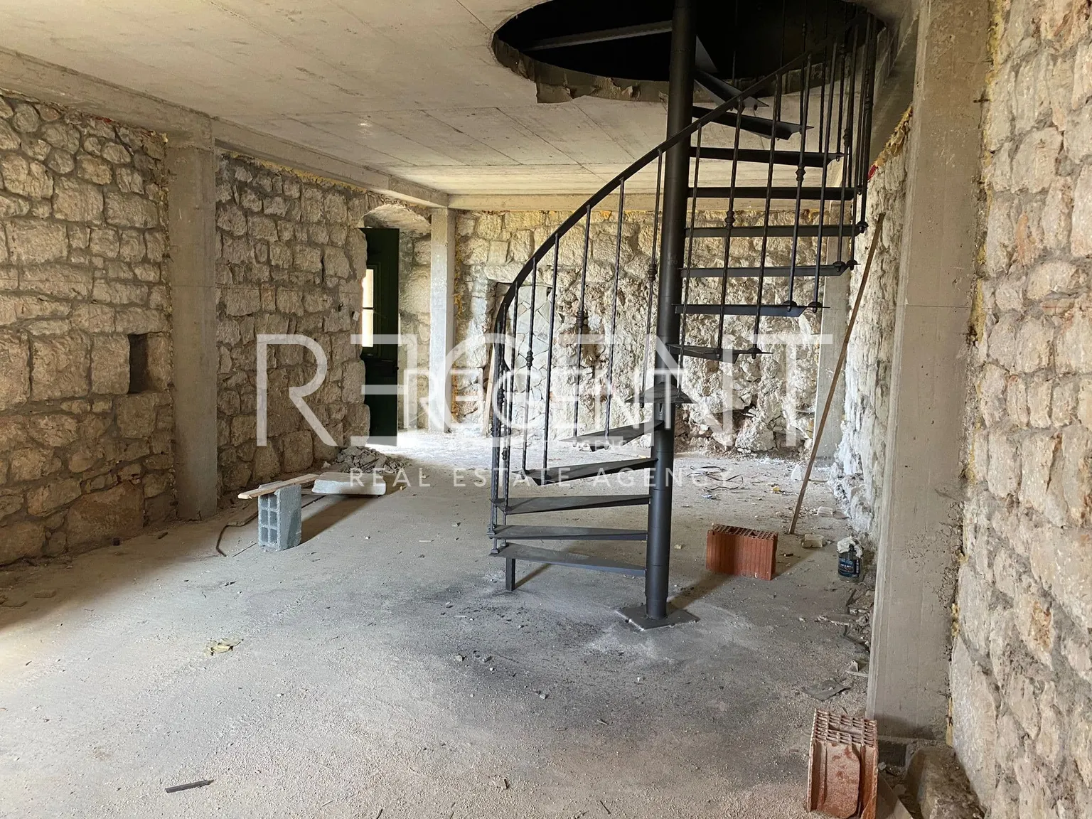 Split, Podstrana- Kamena kuća s pogledom na more