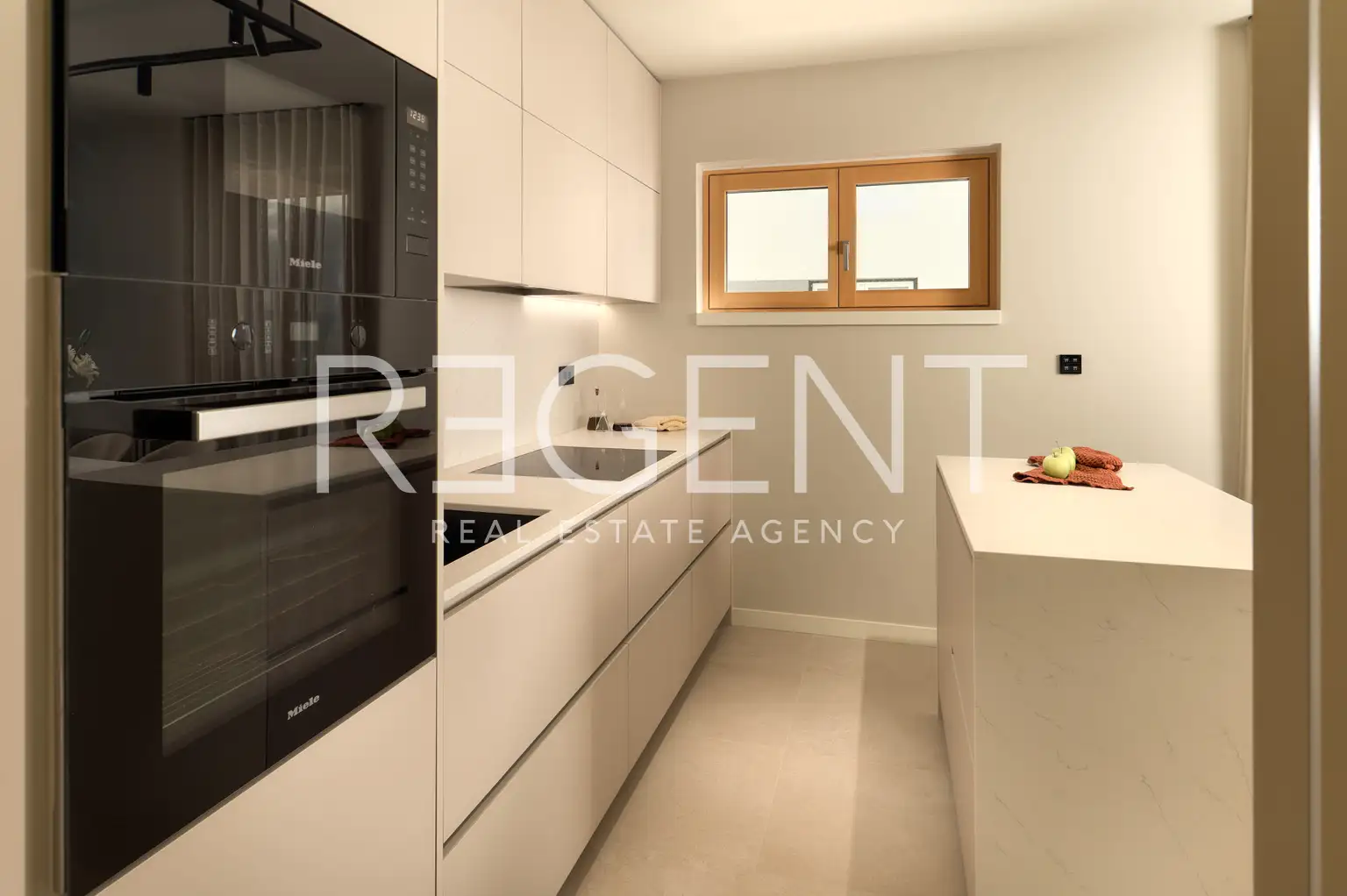 Split, Žnjan - Dvojizbový byt s loggiou a výhľadom na more