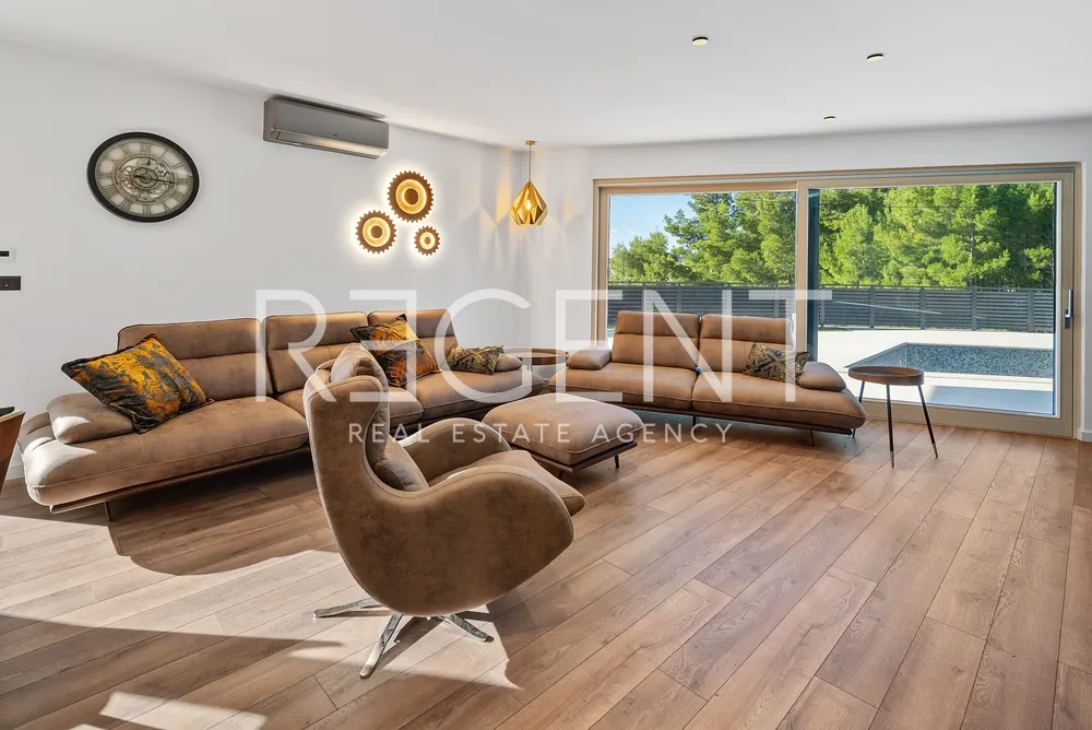 Split, Strožanac - Moderní vila s výhledem na moře, bazénem a pomocnou budovou 50 m2