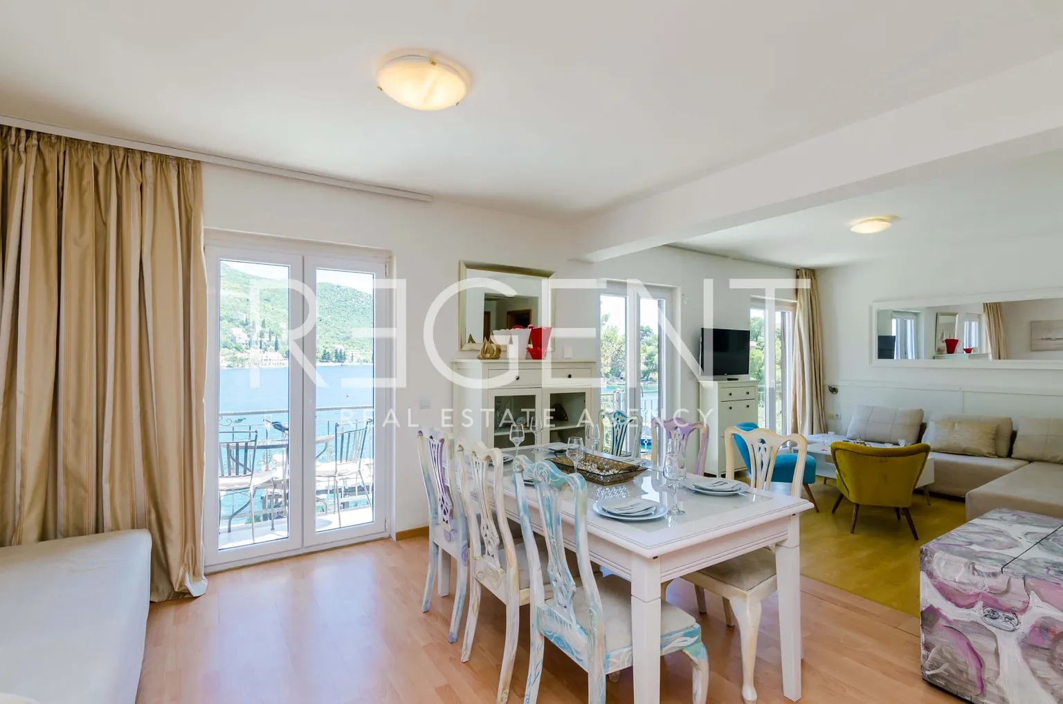 Zaton Mali - Vila uz more s bazenom i ugostiteljskim objektom 670 m2