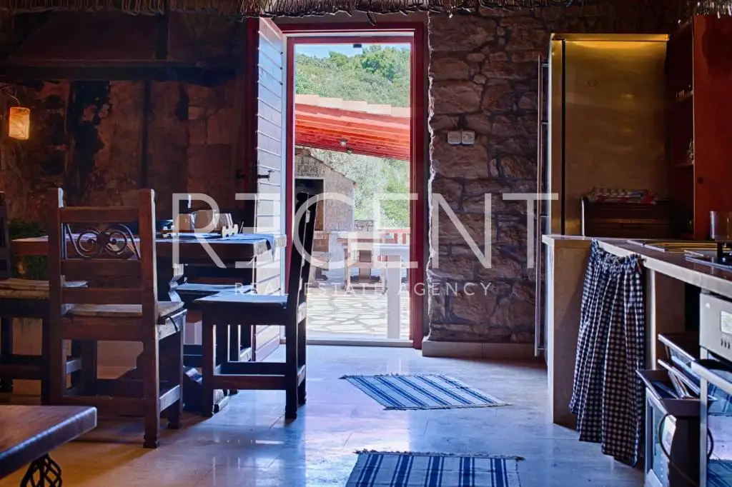 Komiža - Kamenný dom priamo pri mori