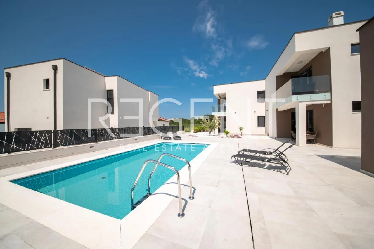 Zadar, Vrsi – appartements de trois pièces avec piscine et vue sur la mer