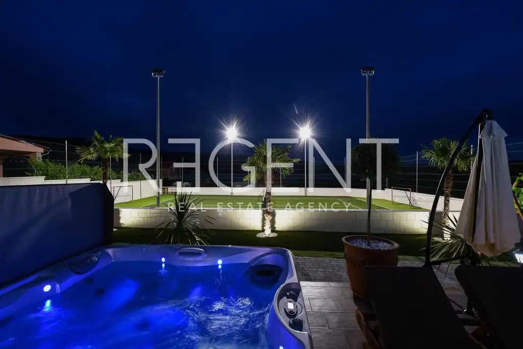 Zadar, Novigrad – Rustikální vila s tenisovým kurtem