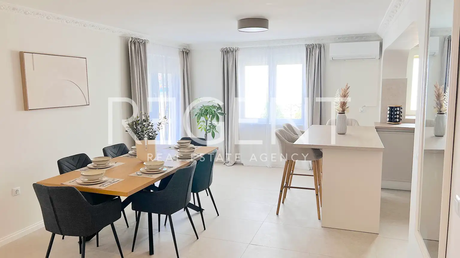 Villa 472 m², Brodarica — en première ligne de mer, 3 appartements