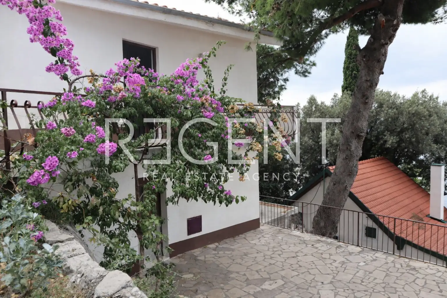 Rogoznica - Hiša z dvoriščem in pogledom na morje