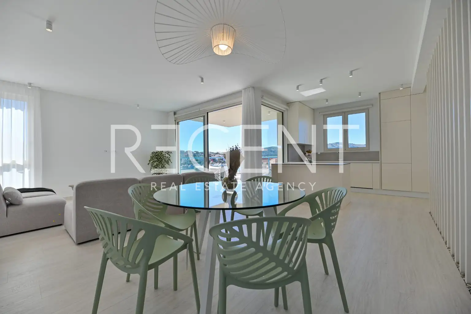 Seget Vranjica – moderna duplex vila s dva bazena i pogledom na more