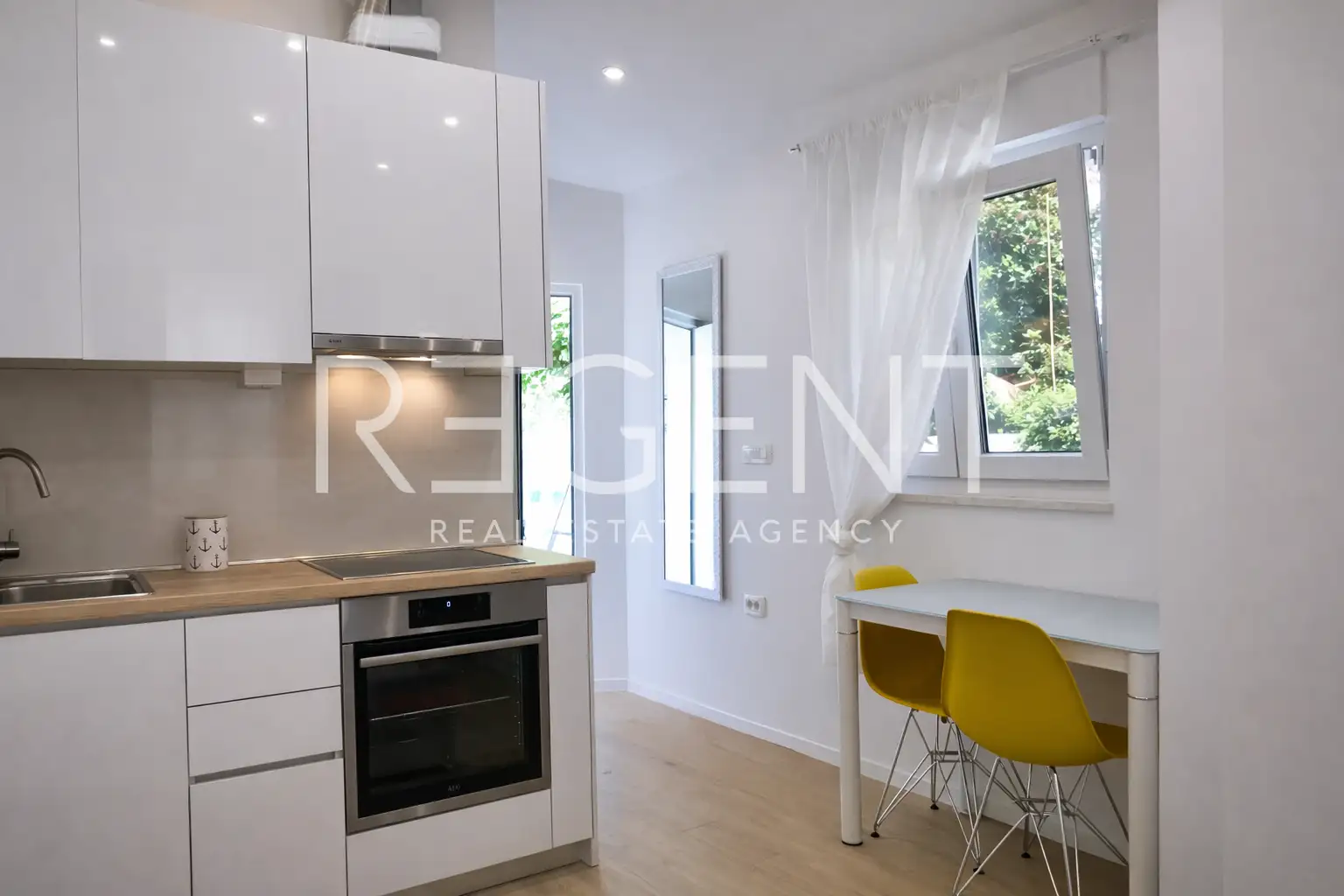 Split, Trstenik - Moderní studio k pronájmu