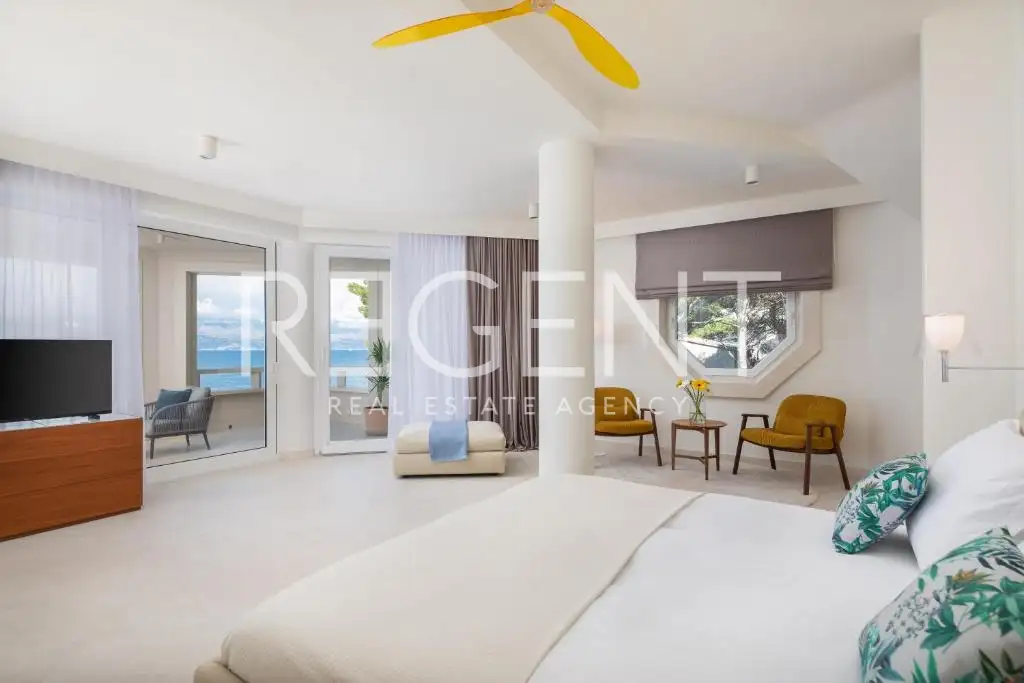 Brač - Moderna vila prvi red uz more