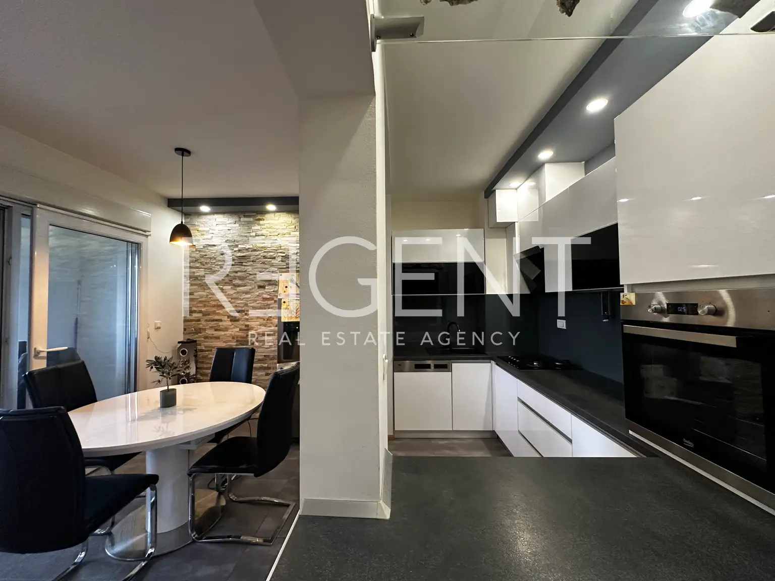 Split, Žnjan - Dvosoban stan 76 m2, prvi red do mora