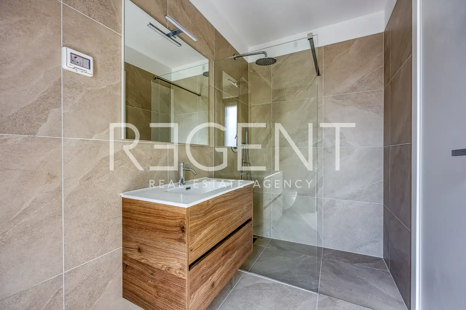 Istrie, Novigrad - Třípokojový apartmán v luxusním obytném komplexu 93 m2