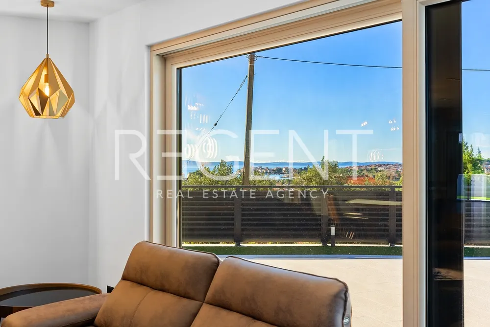 Split, Strožanac - Moderní vila s výhledem na moře, bazénem a pomocnou budovou 50 m2
